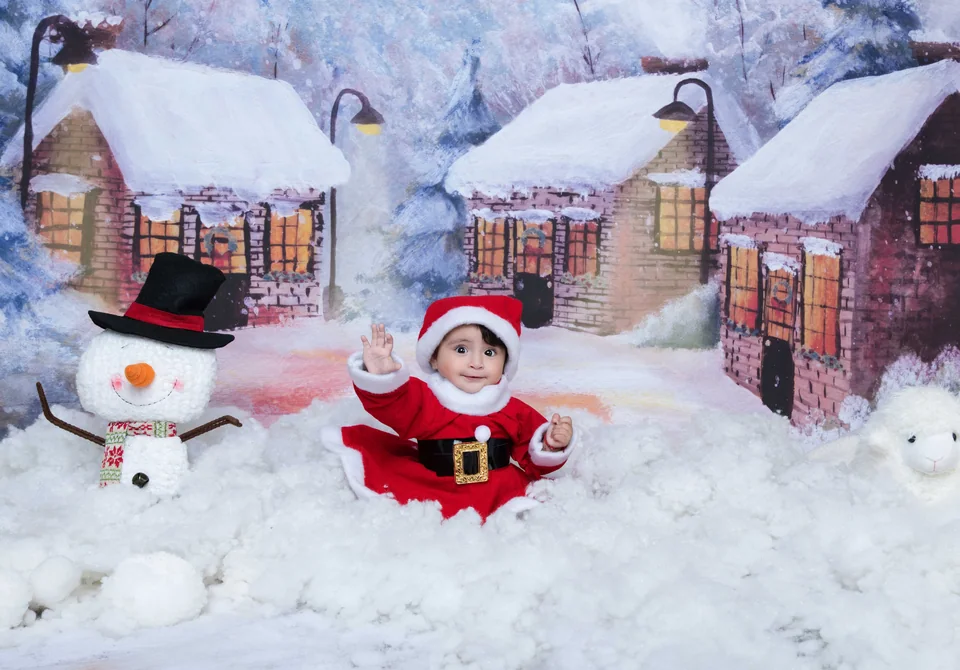 Un bebé con traje de Santa en un paisaje de invierno.